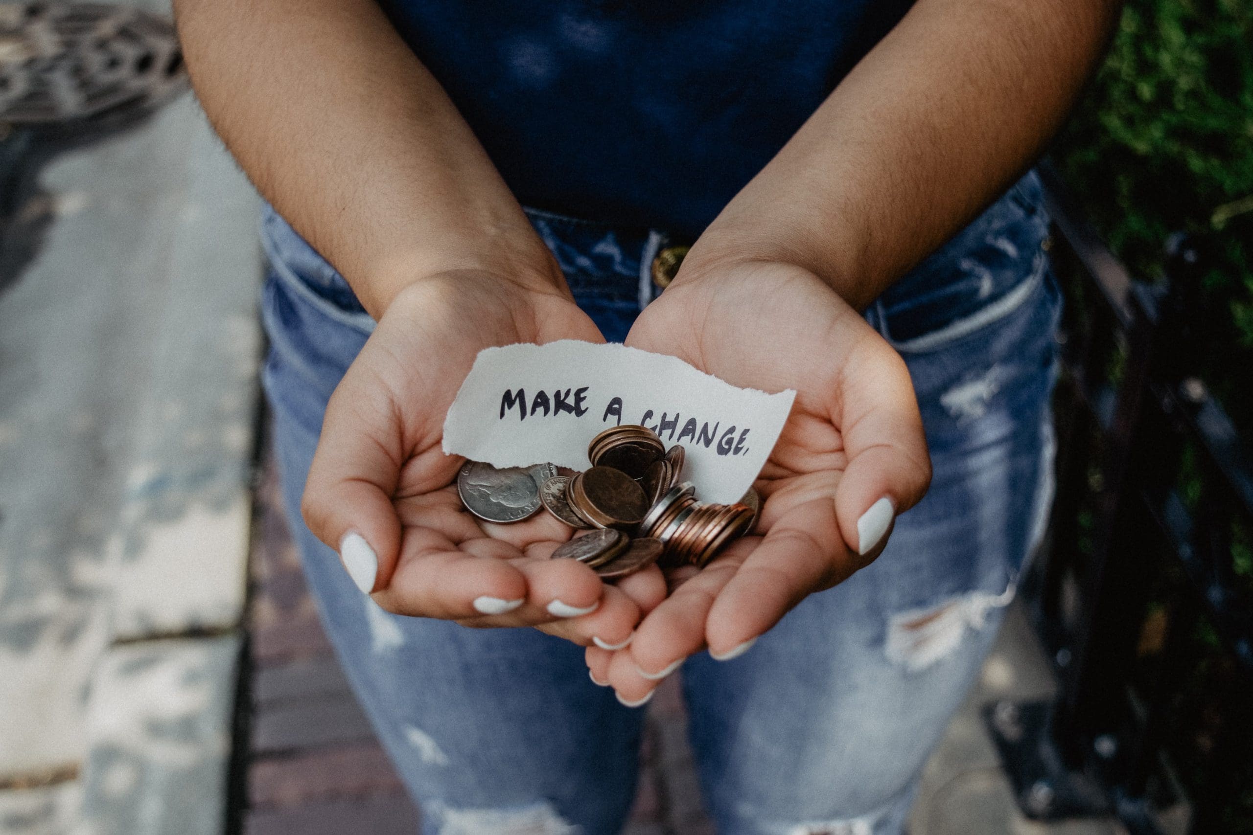 katt-yukawa-K0E6E0a0R3A-unsplash woman holding "make a change" note and coins in hands