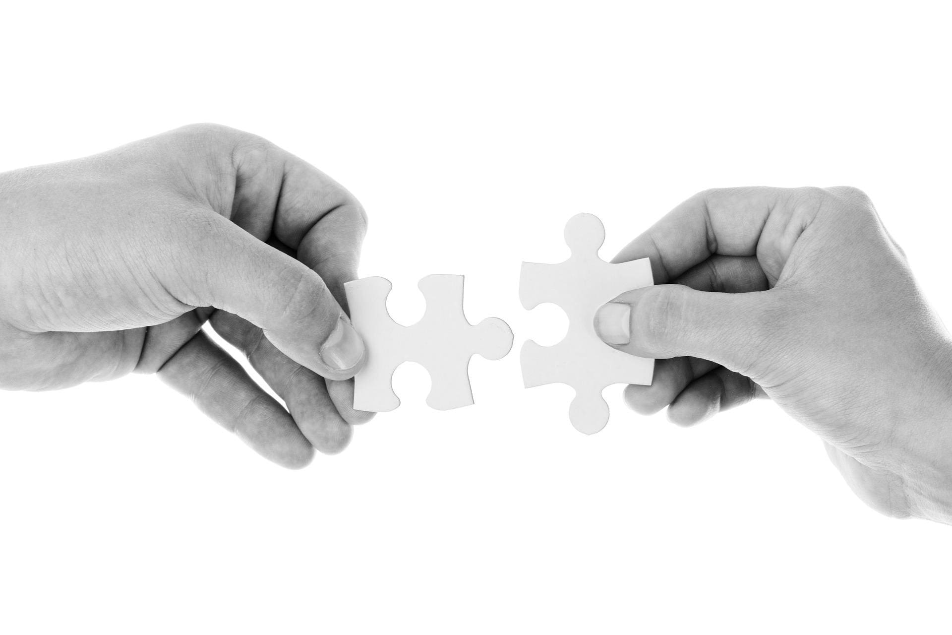 hands-20333_1920 hands holding puzzle pieces