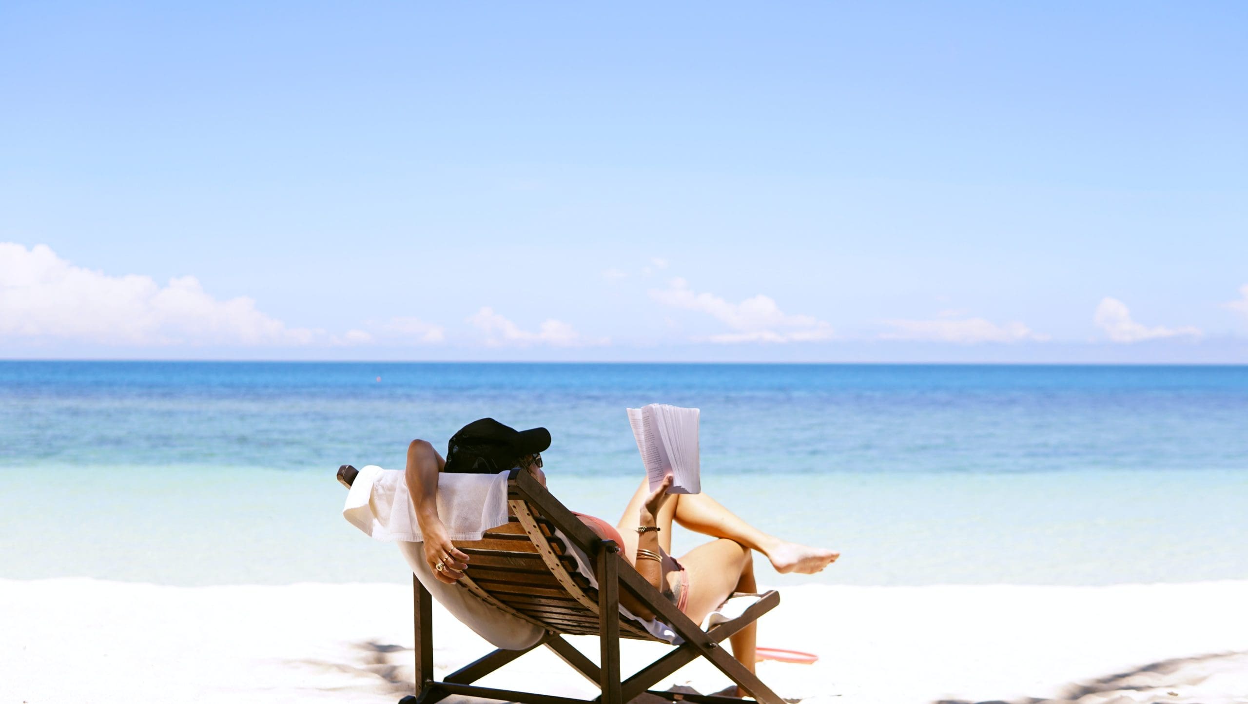 chen-mizrach-jL6PTWI7h18-unsplash woman reading book on beach